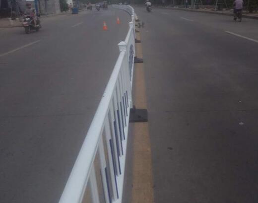 羅村金湖市場鋅鋼公路護欄安裝
